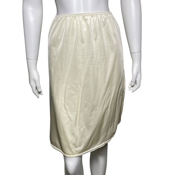Vintage Vanity Fair Half Slip Womens Size S 100% Nylon Lace Trim Made in USA - Picture 1 of 5
